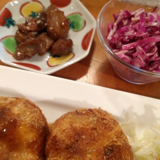 ほっとする我が家の味『コロッケ』紫キャベツのコールスローと！