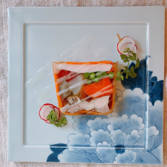 プロのテクニックで「地鶏と野菜のテリーヌ」