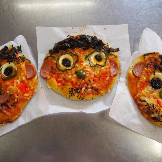 親子クッキング　お父さんの似顔絵ピザ作り