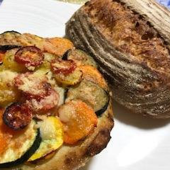 天然酵母で作るビールカンパーニュと夏野菜のフォカッチャ