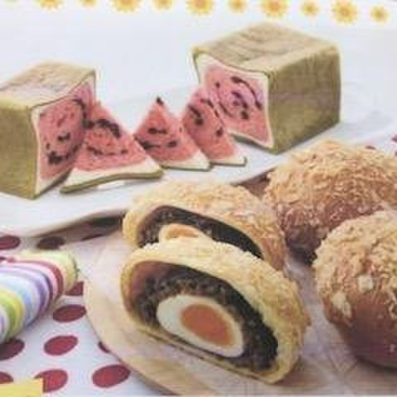 夏には、夏のパン”スイカぱんと半熟卵のカレーパン”