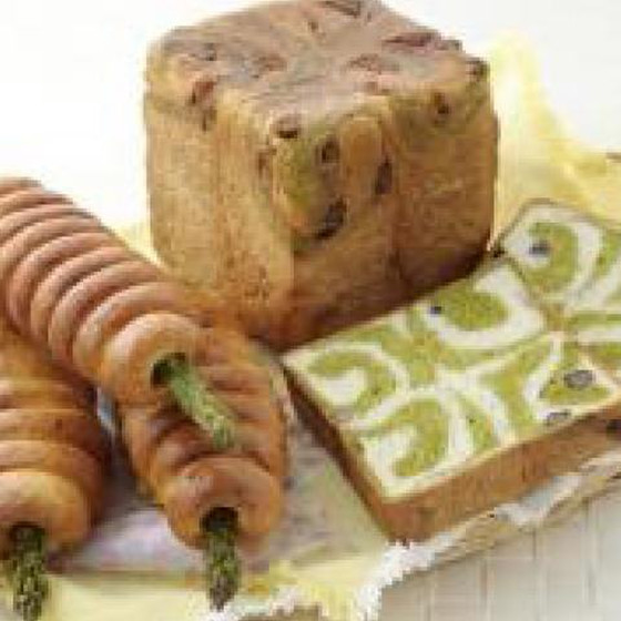 抹茶とかの子豆のうずまき食パンとアスパラベーコンロール