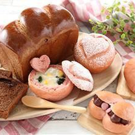 バレンタインのパン”生チョコレートの高級食パンとハートぱん”