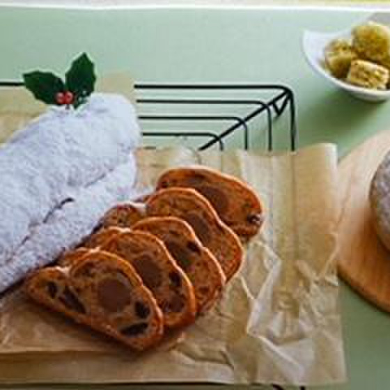 クリスマスシュトーレンとバジルカンパーニュのチーズフォンデュ