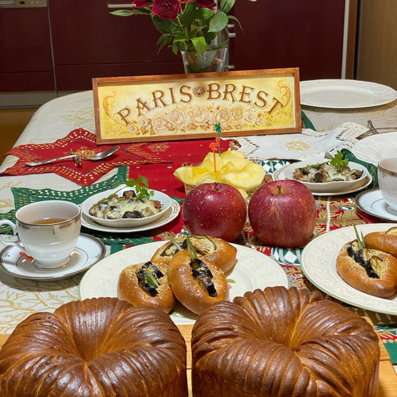 ピーナツバターのウールパンと秋茄子のラグーソースパン