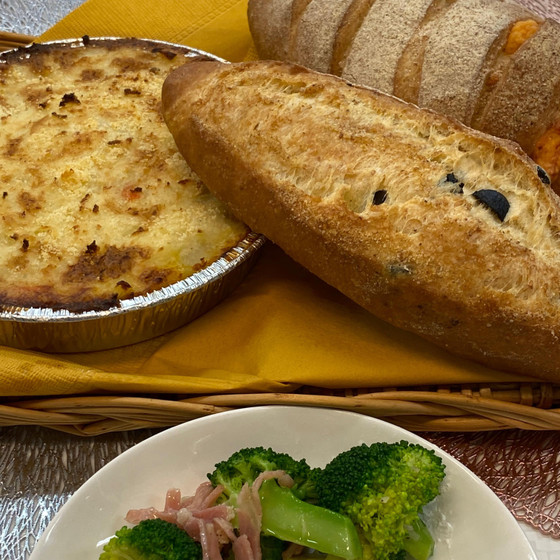 ソフトフランスパンはいかが?オリーブフランスとチーズフランスそしてアッシュパルマンティエとブロッコリーのアヒージョを添えて。