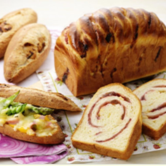 フレッシュ苺ジャムの食パンと玉ねぎコッペ