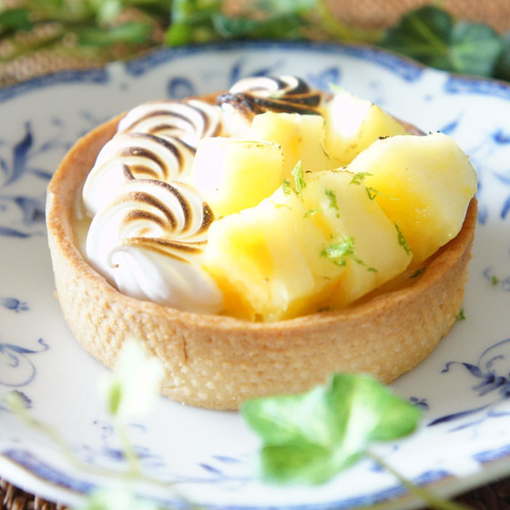 たっぷりパイナップルクリーム入りのタルトです
