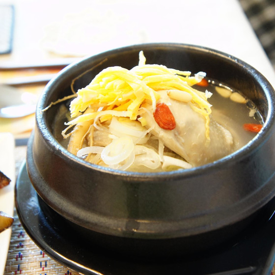 雛鶏を柔らかく煮あげて参鶏湯作ります