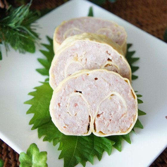 薄焼き卵に肉ダネを敷き詰めてクルッと巻いて蒸します