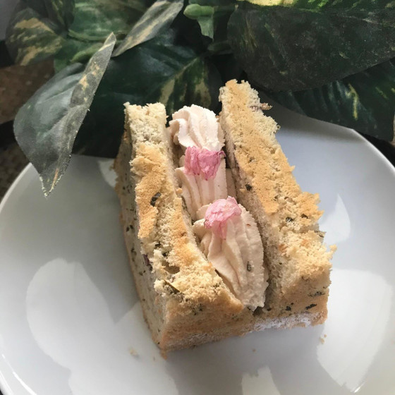 桜餡のホイップクリームを添えて