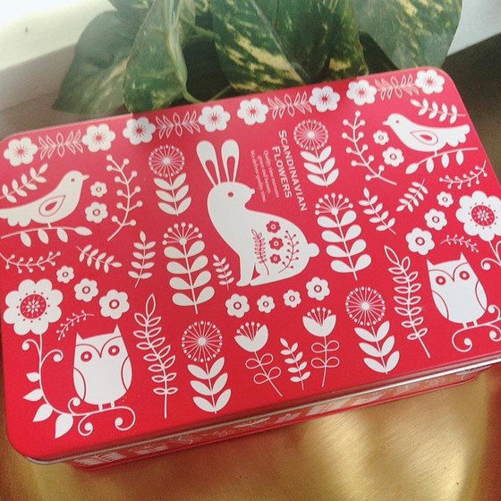 缶の柄は北欧風、食べた後も活用して下さい