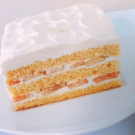 「桃のショートケーキ」１５㎝角型で１台実習