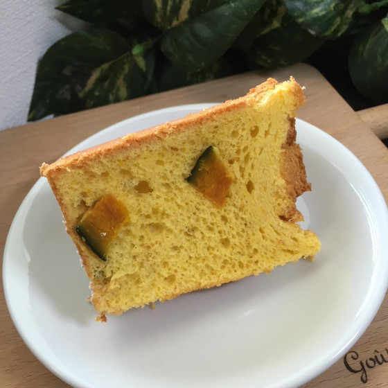 パンプキンシフォンを切り分けるとかぼちゃの角きりが登場