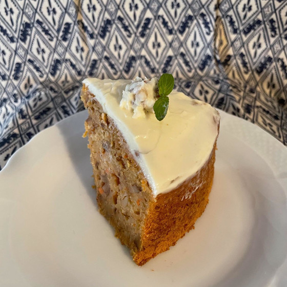 カットしたキャロットケーキ