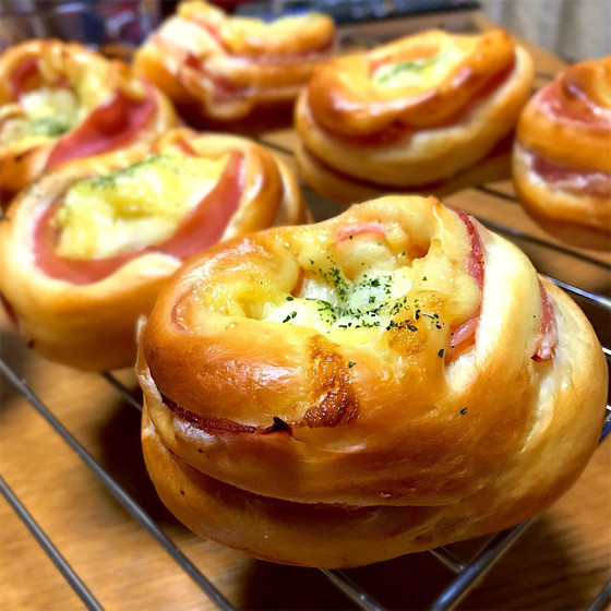 2024年　2月のレッスンは　ハムマヨロール    みんな大好きなお総菜パン。 ランチの定番ですね！    お料理は  ふわふわクネル（フランス風すり身）のクリームソース です。