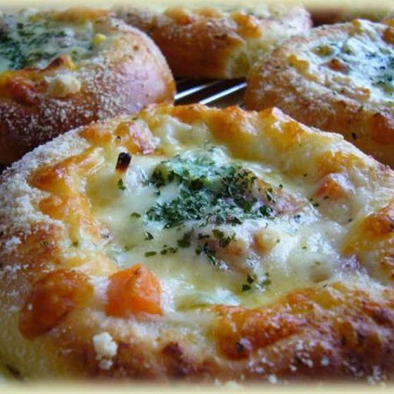 2025年　3月のレッスン　レッスンパン＆お料理は   グラタンブレッド   プティ・サレ （塩漬けポーク）と豆の煮込み   キャロットラペあんず風味   キャロットケーキ 
