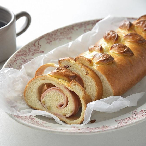 2025年　5月のレッスン　レッスンパン＆お料理は      ハムとオリーブのパン   新じゃがとカマンベールチーズのタルト   オレンジシロップケーキ