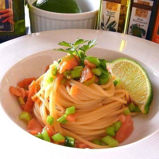 スモークサーモンとカブの葉のパスタ　ライムの薫り