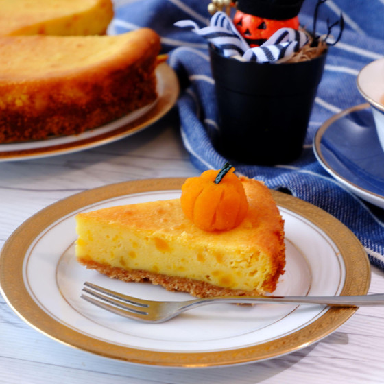 ハロウィンパーティーに！かぼちゃが乗ったかぼちゃのベイクドチーズケーキ