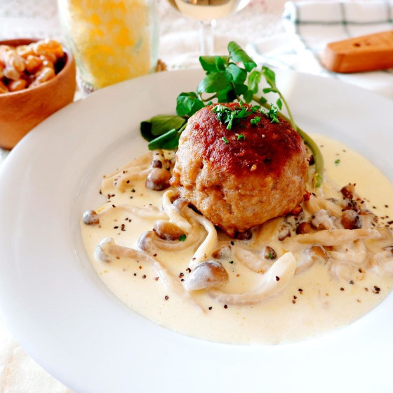 秋のお家レストランを楽しもう！ごろっとまん丸ジューシーハンバーグやクリームパスタ　前菜からデザートまで全4品