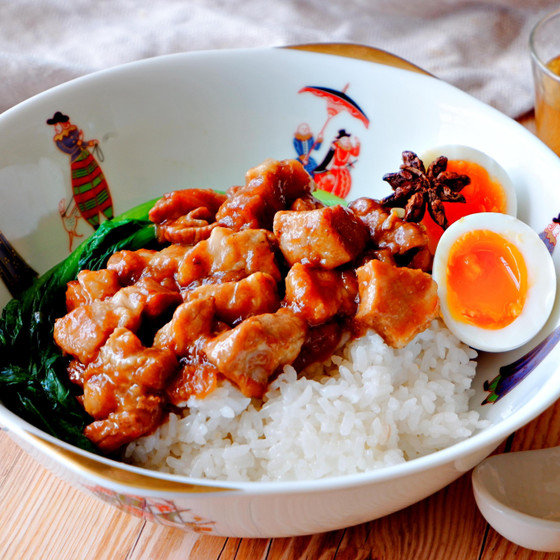 甘塩っぱい味が食欲をそそるルーローハン