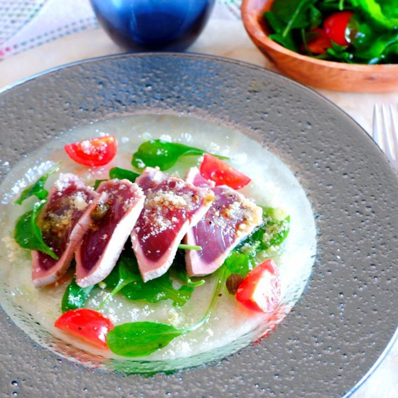 鰹がイタリアンに大変身！チーズが味の決め手です