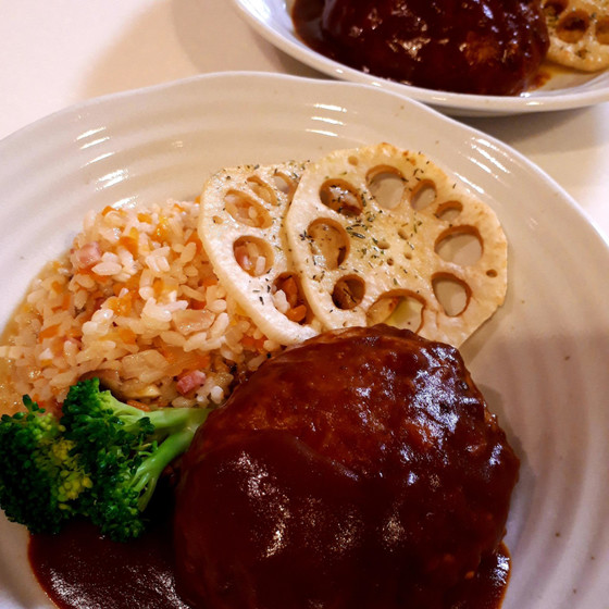 れんこんのデミグラスハンバーグとにんじんリゾット添え