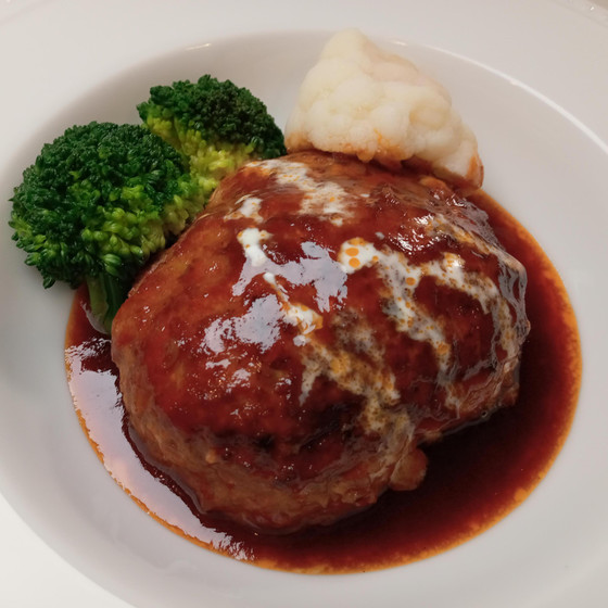 煮込みハンバーグとワインに合う野菜料理