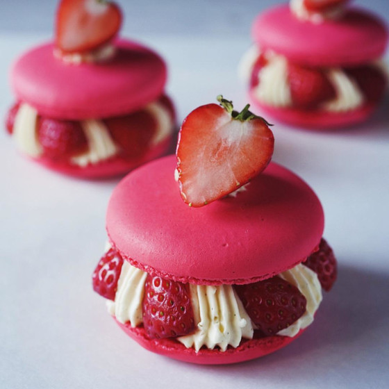 苺のマカロンケーキ ～スイスメレンゲで作る、大きなマカロン～