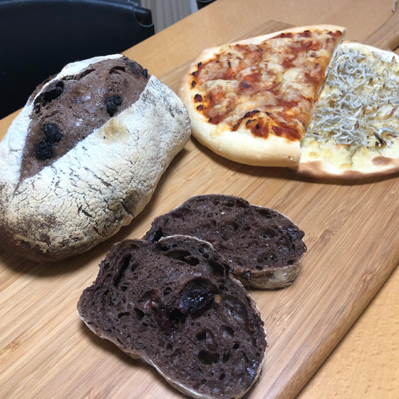 自家製酵母のピザと少イーストのココアのペイザン 