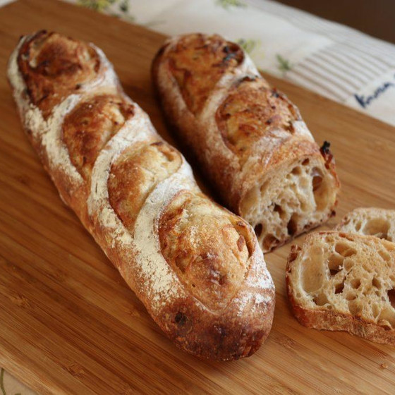 レーズン酵母で作る オニオンスープバゲットとスパイシーチーズ