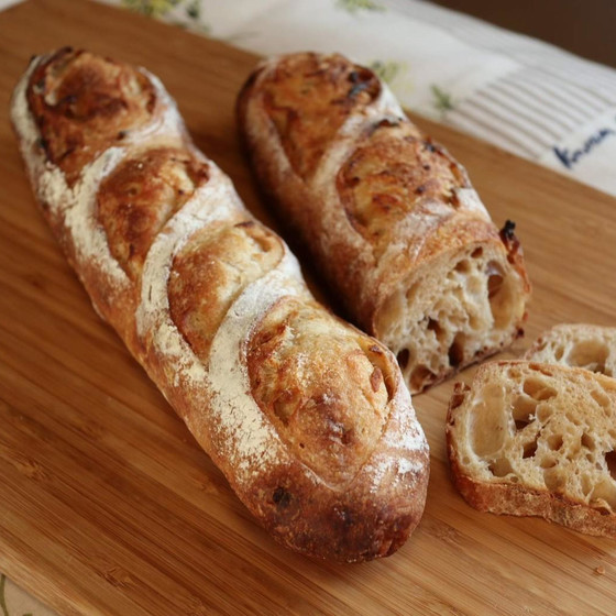 レーズン酵母で作るオニオンスープバゲットとスパイシーチーズ
