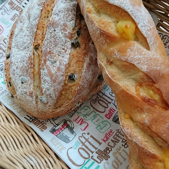 お食事パンにピッタリ、黒千石パンと、3種類のチーズパン