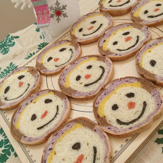 ニンジン鼻の雪だるま　デコ食パン