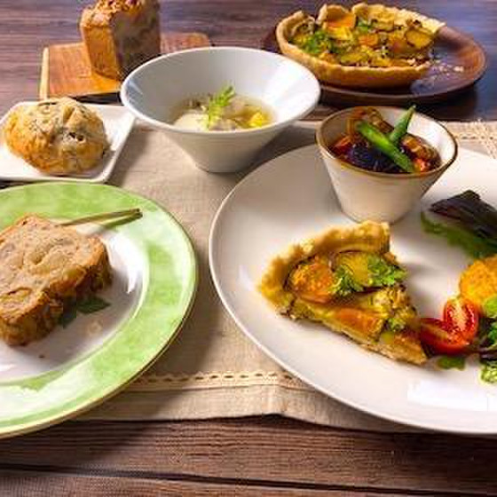 お砂糖ナシでしっかり甘い！ 丸ごと林檎のキャラメルケーキとマクロビお芋づくし料理〜グルテンフリー