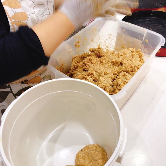 手作り味噌教室　当教室は、地下数十メートルから天然の井戸水をくみ上げています。そのおかげか、とても美味しい味噌ができると好評です