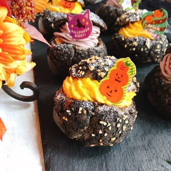 ハロウィンシュークリーム（ブラックココアのシュークリームに、かぼちゃ＆むらさき芋クリーム入り）