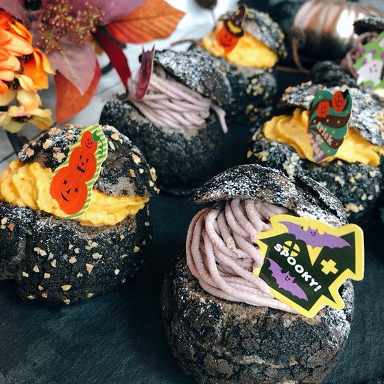 ハロウィンのブラックシュークリーム（かぼちゃ＆むらさき芋クリーム）