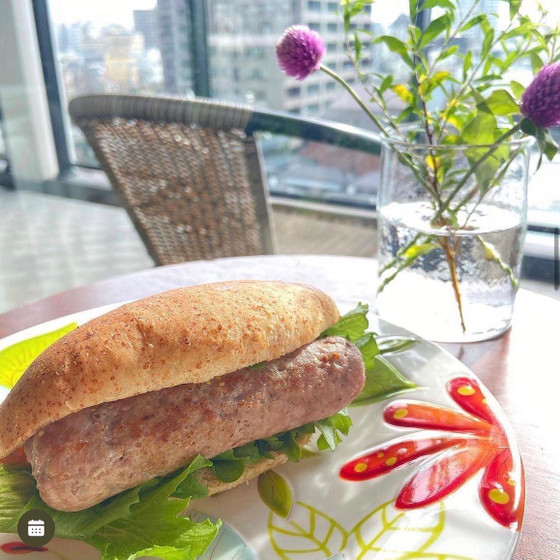 ロースト小麦胚芽のコッペパンとソーセージ　季節のポタージュランチ付き