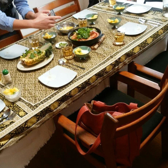 パイナップルチャーハンをパイナップルカップに入れて食べる。