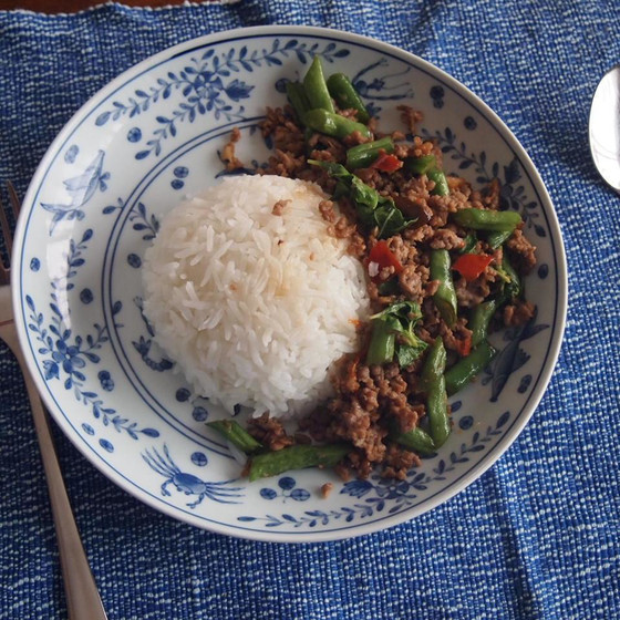 豚肉、鶏肉のガパオ炒め食べ比べ+タイの目玉焼きを作ってアジアンサラダを作ってみる。