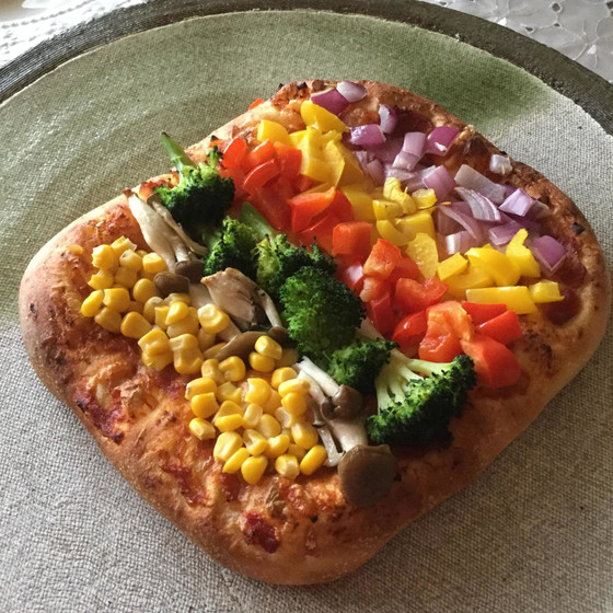 イーストのゼブラ食パン、レインボーピザ
