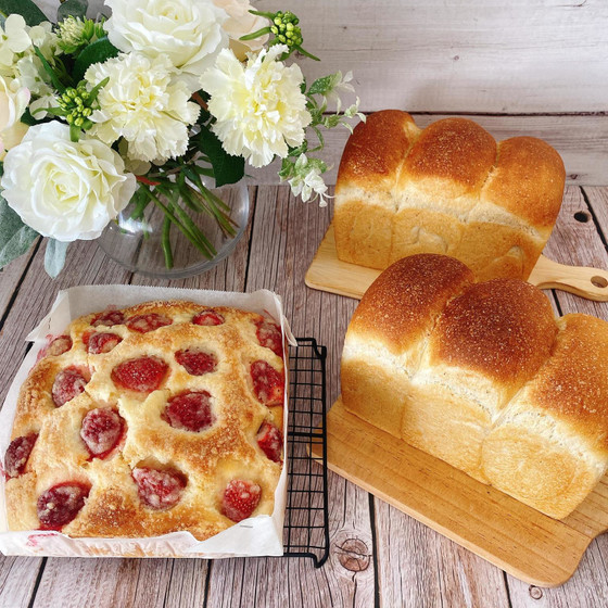 4月 イチゴ酵母食パンとストロベリークーヘン
