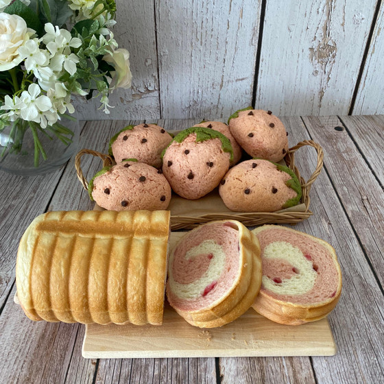 イチゴのラウンド食パンとイチゴメロンパン