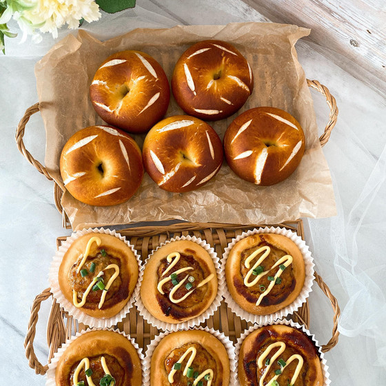 5月レッスン　プレッツェルベーグルと鶏つくねの総菜パン