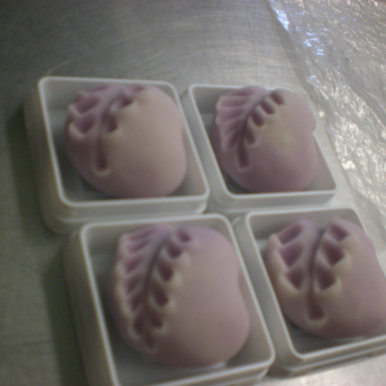 初夏の和菓子を2種　　練りきりで藤と寒天で水辺を作ります