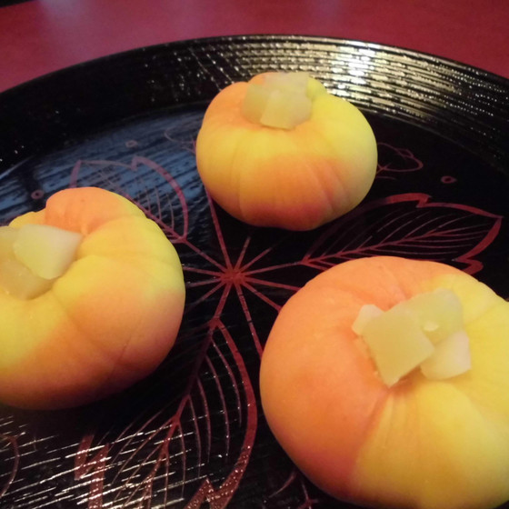 11月和菓子体験会は紅葉の山々を写しています