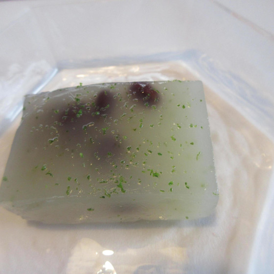 ８月の和菓子は葛流し羊羹と萩の餅です