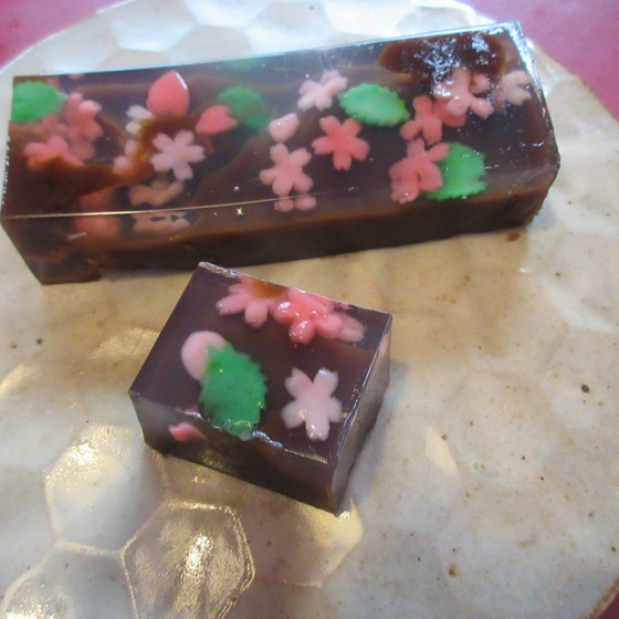 初夏の花々を散りばめた黒糖羊羹を